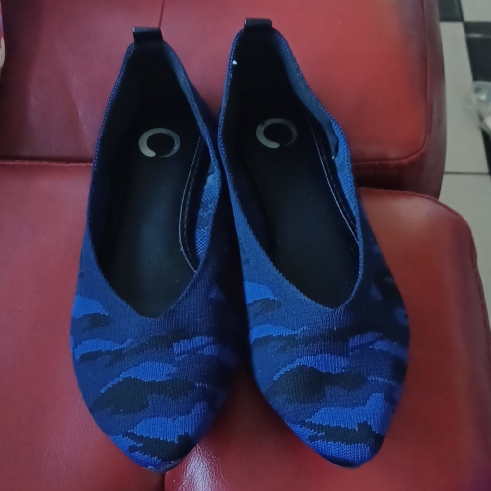 Journee Collection Blue camo flats, size 7